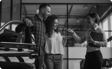 Clientes na loja General Carros durante feirão